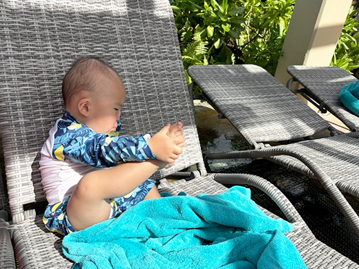 プールでストレッチ